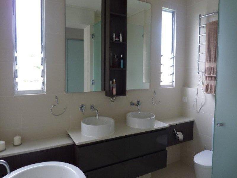 12 Oak Avenue, Surfers Paradise QLD 4217