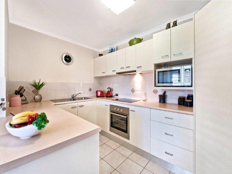 25 Pacific Street, Main Beach QLD 4217