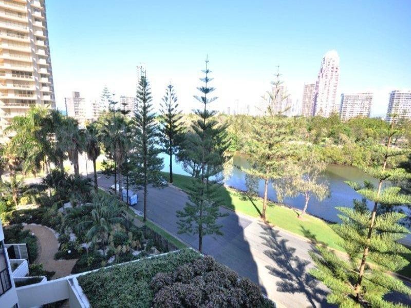 24 Breaker Street, Main Beach QLD 4217