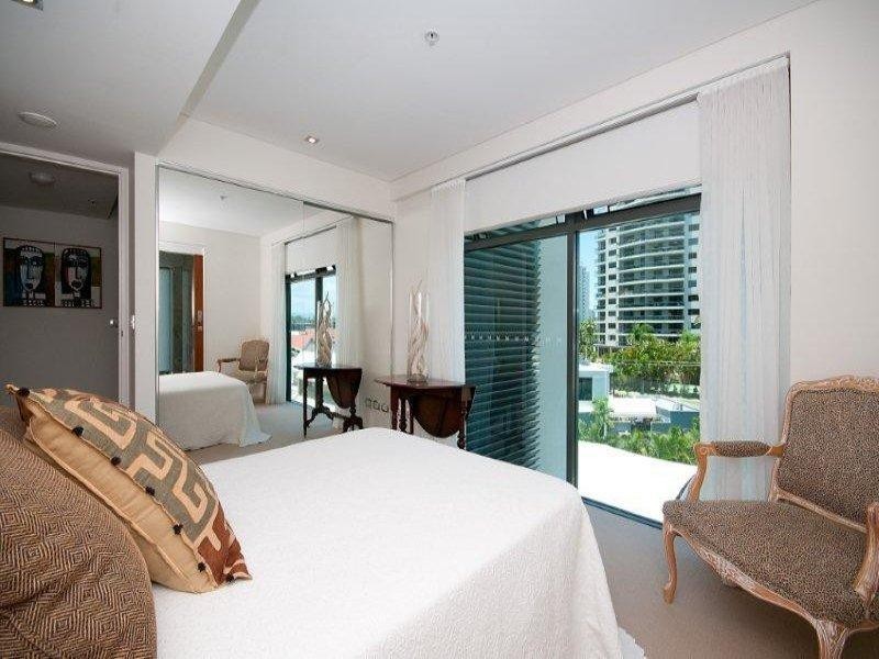 24 Hughes Avenue, Main Beach QLD 4217