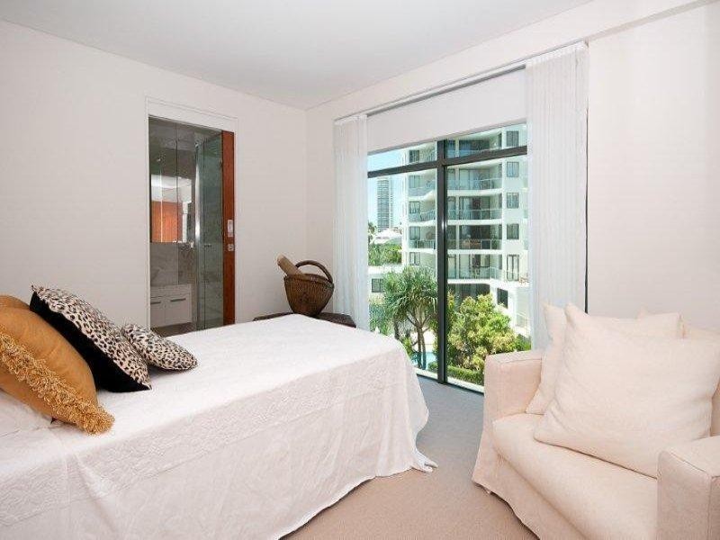 24 Hughes Avenue, Main Beach QLD 4217