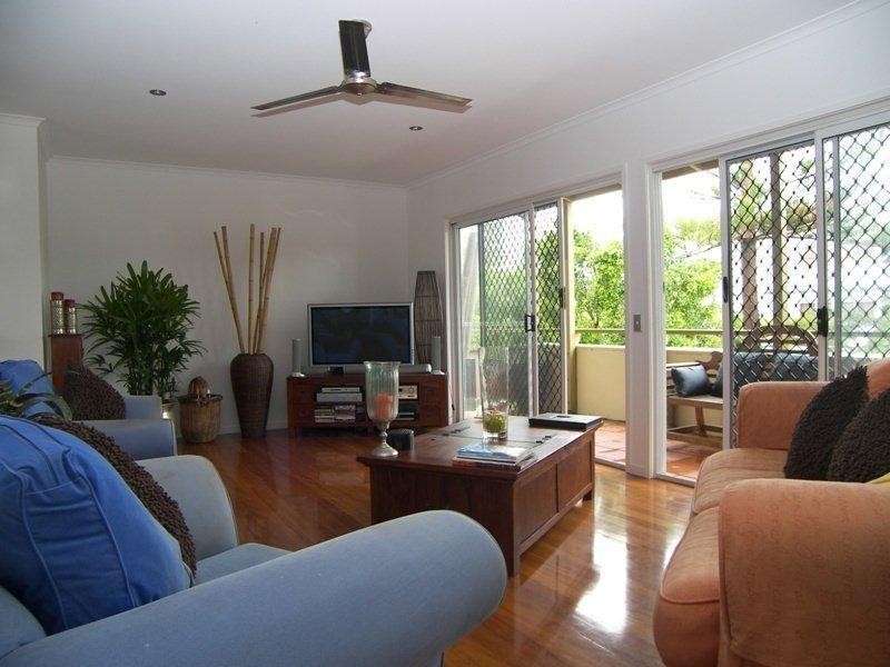 55 Cronin Avenue, Main Beach QLD 4217