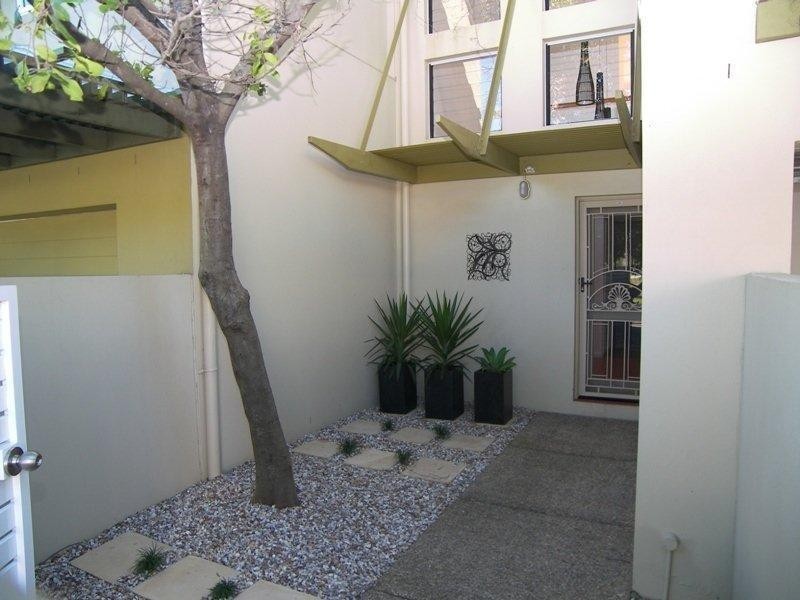 55 Cronin Avenue, Main Beach QLD 4217