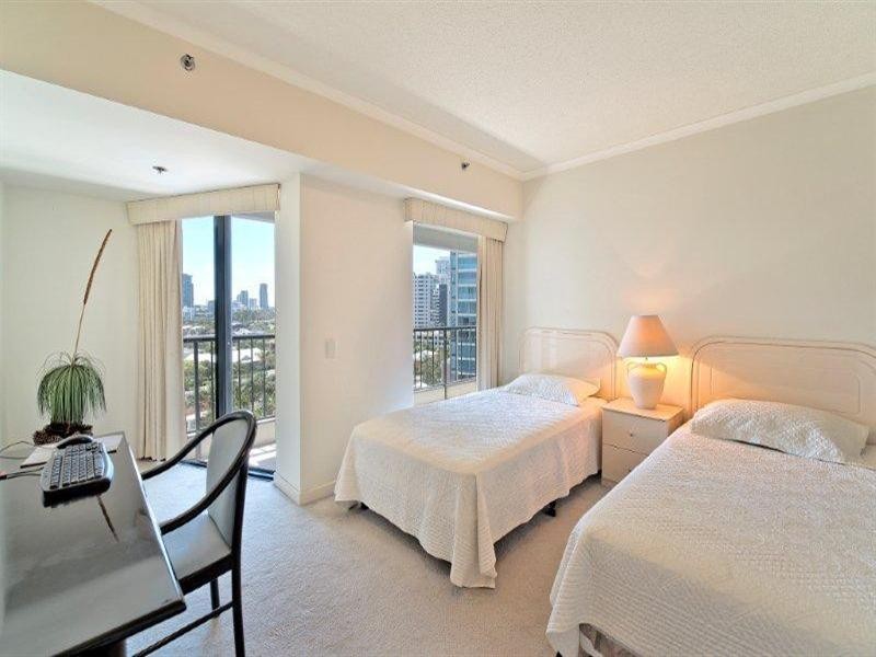 24 Breaker Street, Main Beach QLD 4217