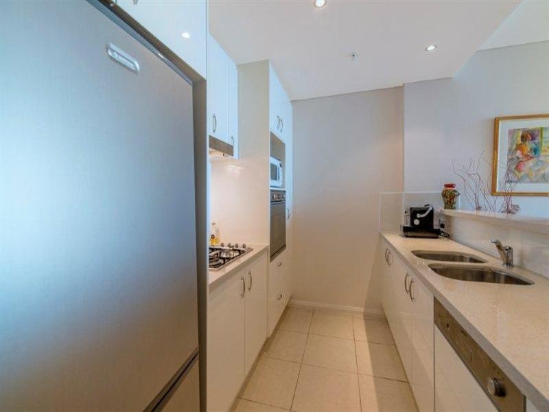 1 Como Crescent, Southport QLD 4215