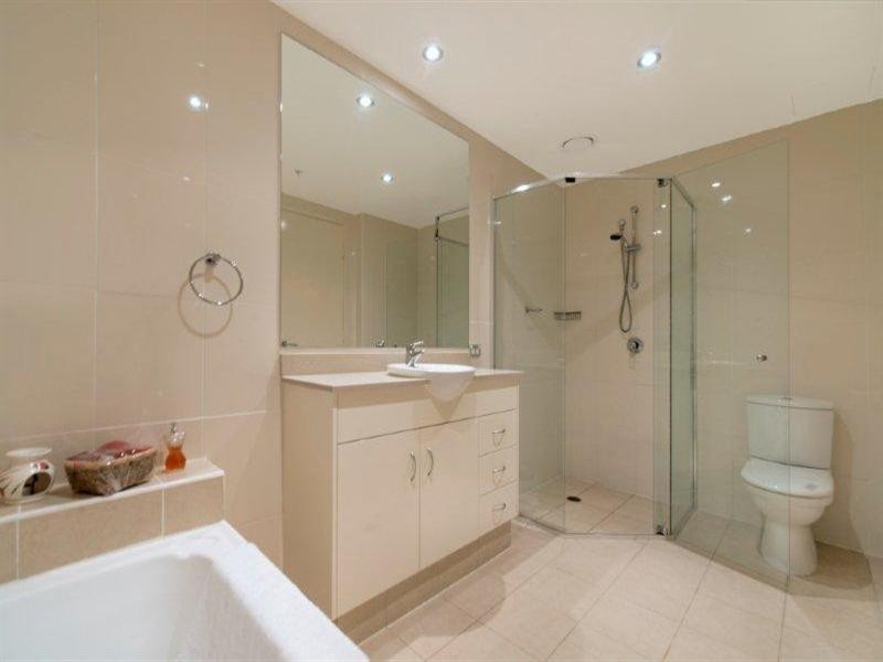 1 Como Crescent, Southport QLD 4215