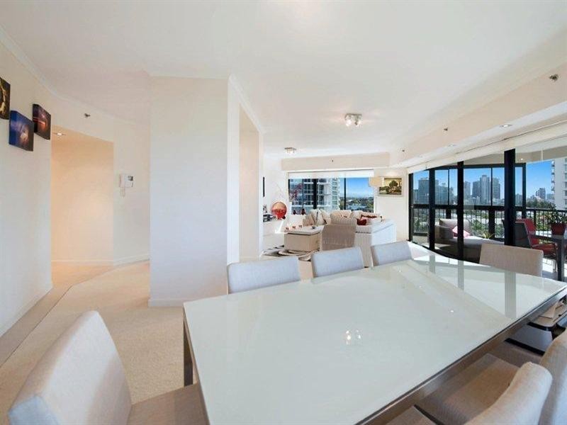 24 Breaker Street, Main Beach QLD 4217