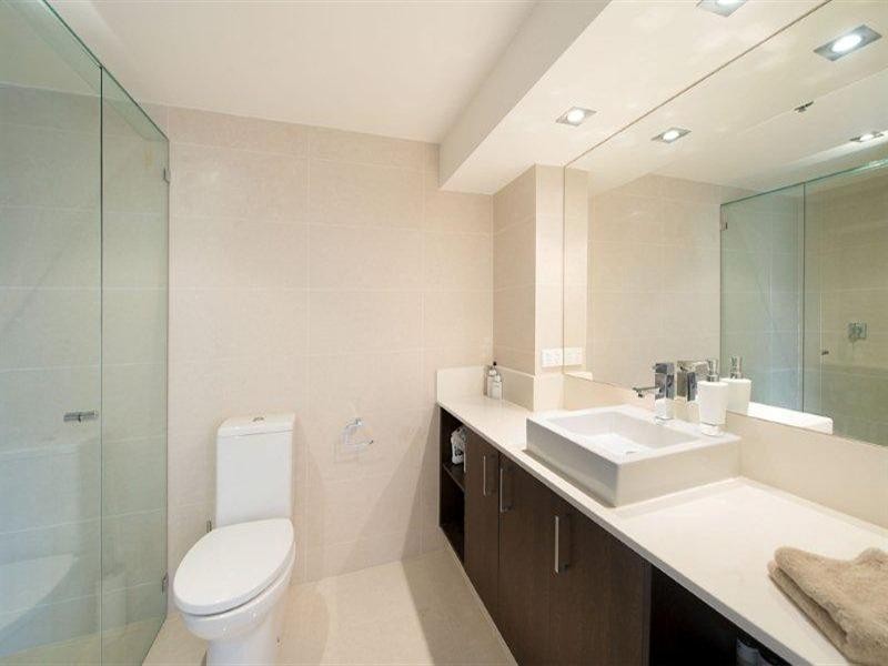 24 Breaker Street, Main Beach QLD 4217