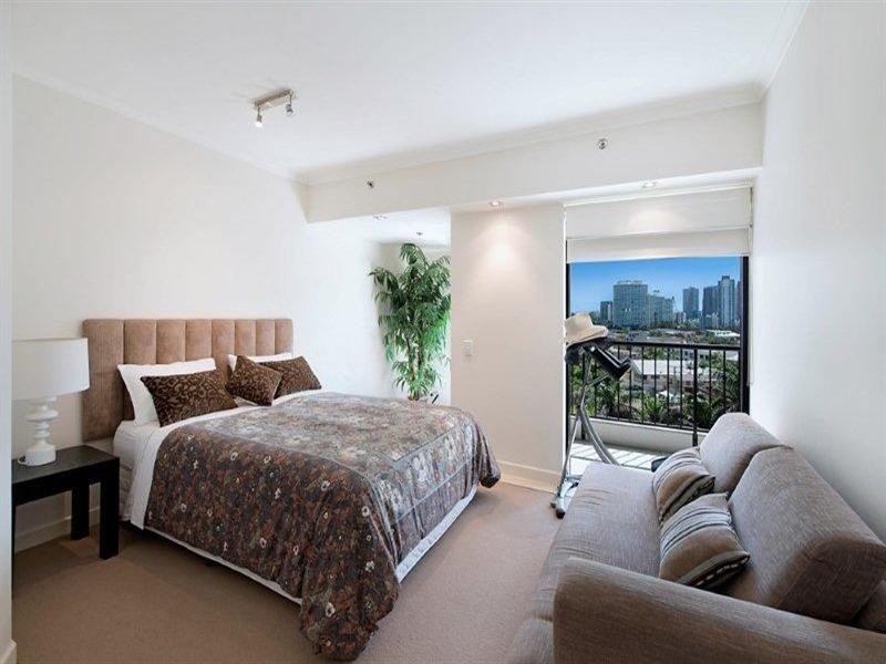 24 Breaker Street, Main Beach QLD 4217