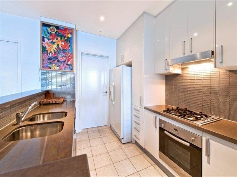 4 Como Crescent, Southport QLD 4215