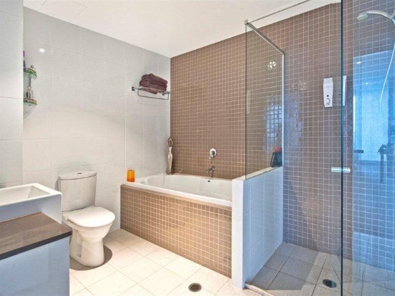 4 Como Crescent, Southport QLD 4215