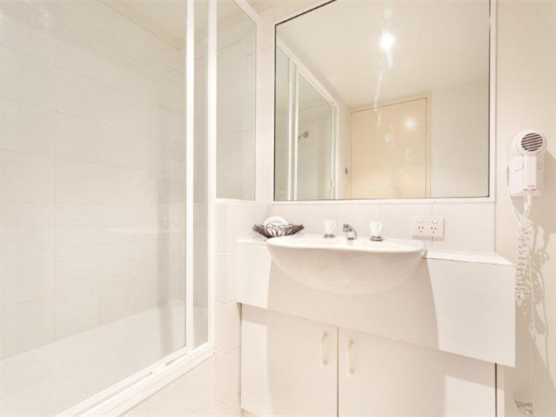 11 Breaker Street, Main Beach QLD 4217