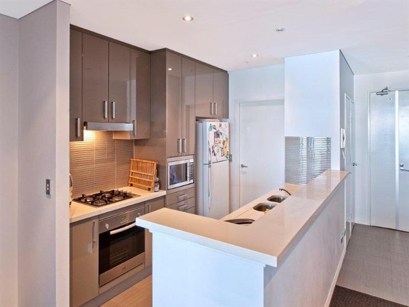 4 Como Crescent, Southport QLD 4215