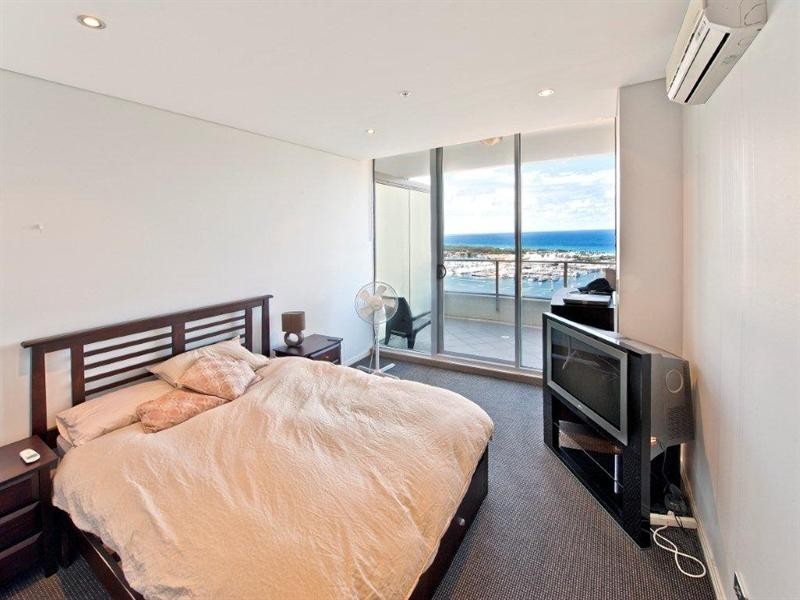 4 Como Crescent, Southport QLD 4215