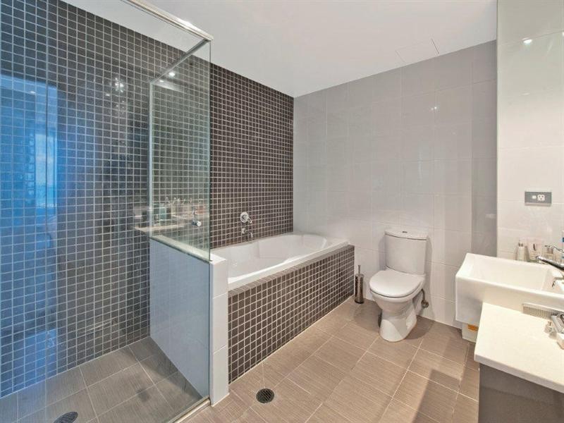 4 Como Crescent, Southport QLD 4215