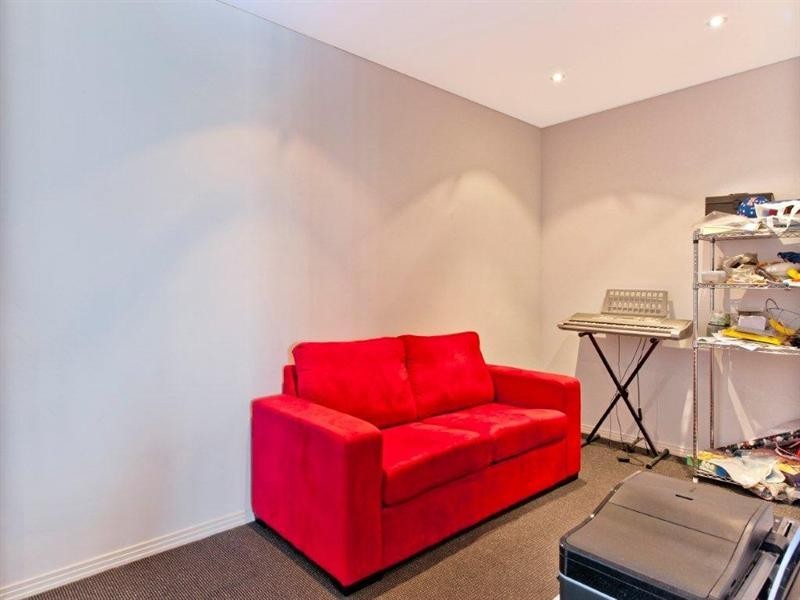 4 Como Crescent, Southport QLD 4215