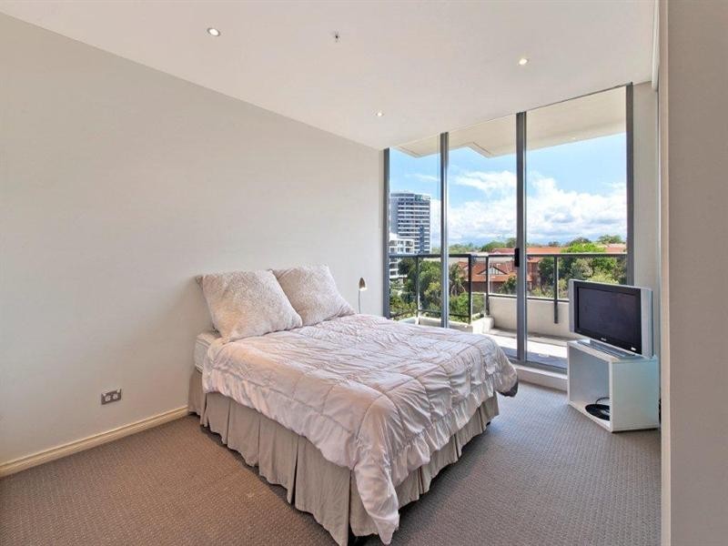 3 Como Crescent, Southport QLD 4215