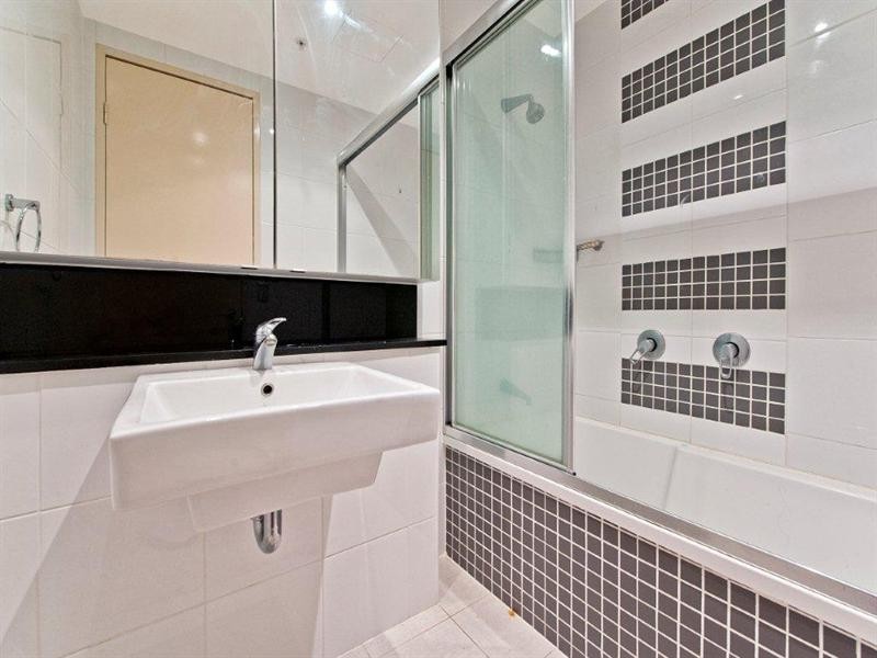 3 Como Crescent, Southport QLD 4215