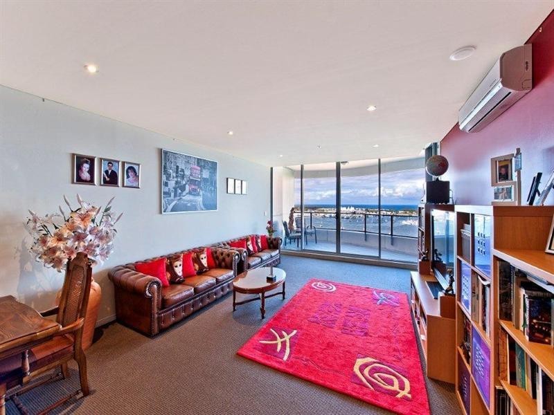 4 Como Crescent, Southport QLD 4215