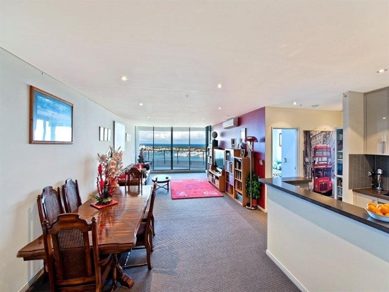 4 Como Crescent, Southport QLD 4215