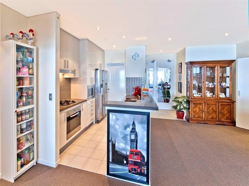 4 Como Crescent, Southport QLD 4215