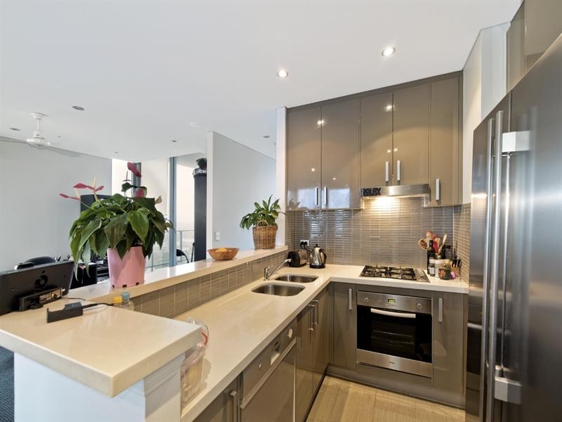 4 Como Crescent, Southport QLD 4215