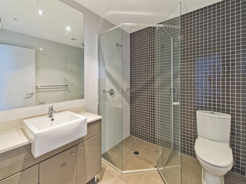 4 Como Crescent, Southport QLD 4215