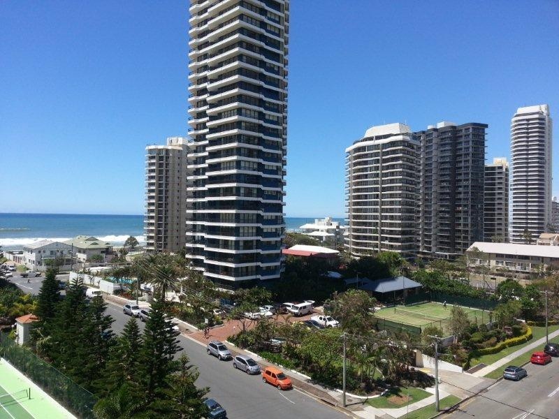 52 Pacific Street, Main Beach QLD 4217