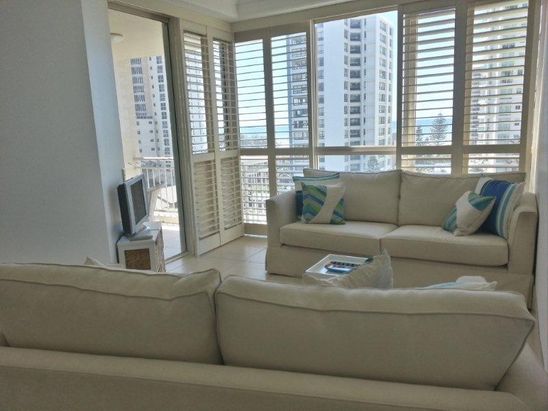 52 Pacific Street, Main Beach QLD 4217