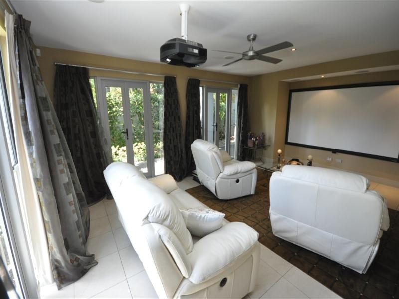 40 Cronin Avenue, Main Beach QLD 4217