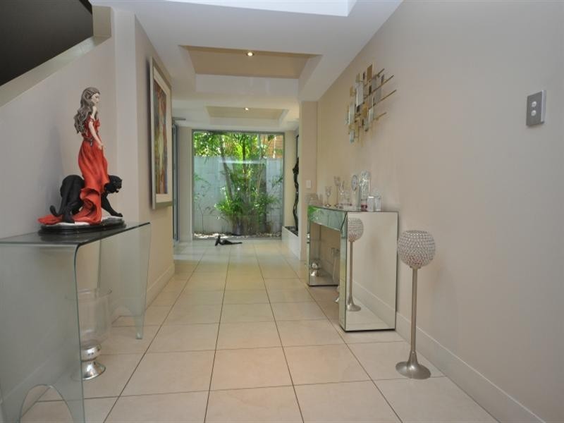 40 Cronin Avenue, Main Beach QLD 4217