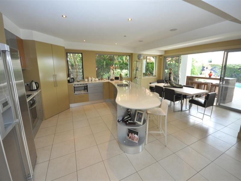 40 Cronin Avenue, Main Beach QLD 4217