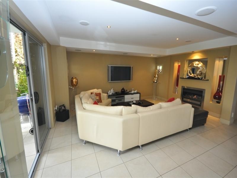 40 Cronin Avenue, Main Beach QLD 4217