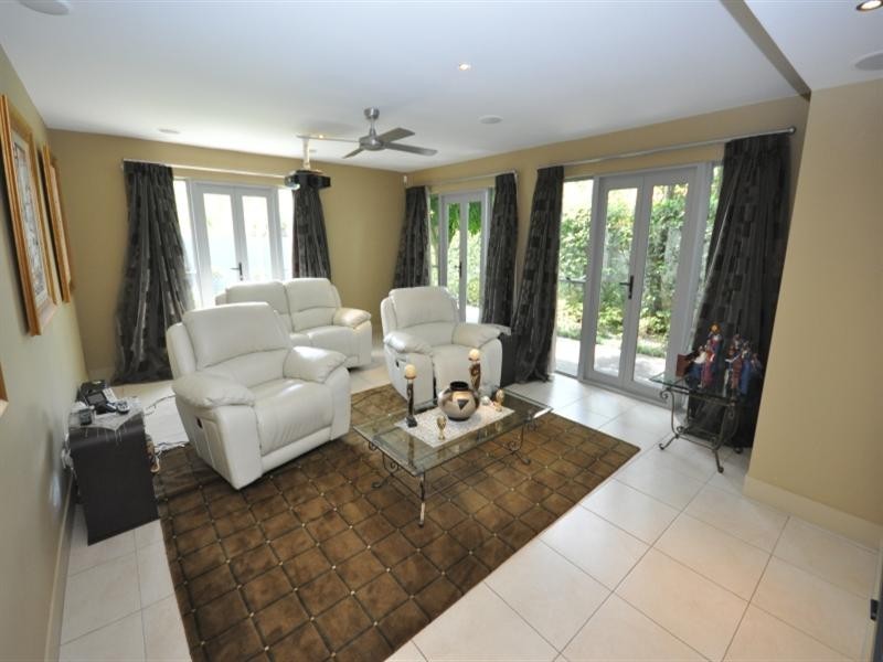 40 Cronin Avenue, Main Beach QLD 4217