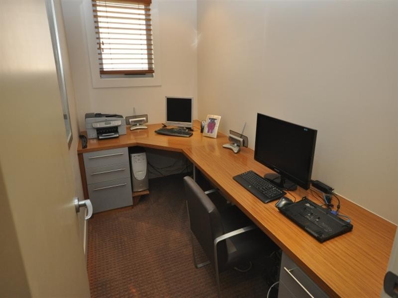 40 Cronin Avenue, Main Beach QLD 4217