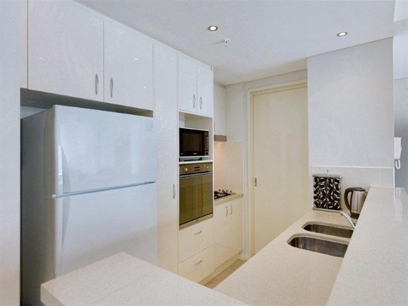 1 Como Crescent, Southport QLD 4215