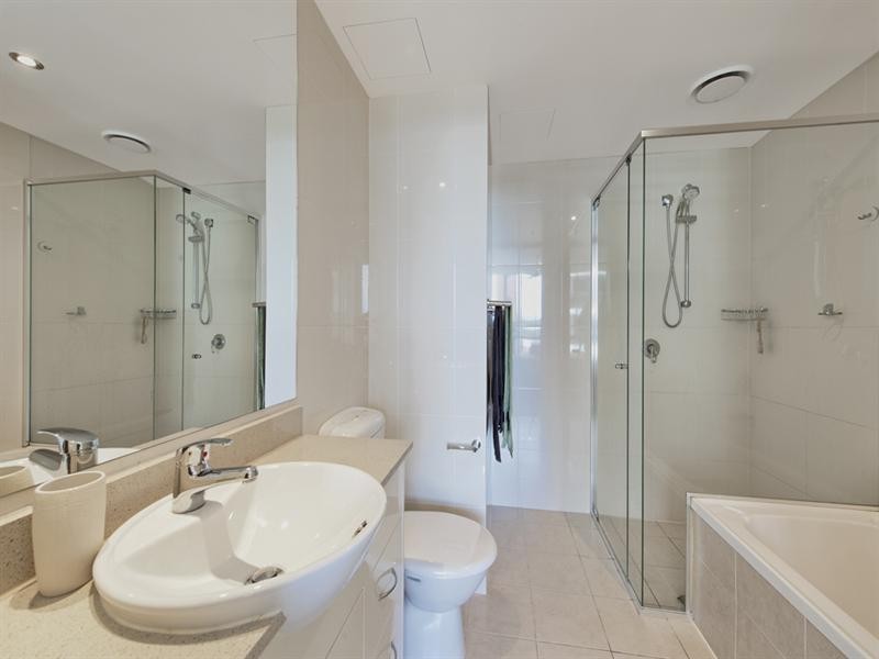 1 Como Crescent, Southport QLD 4215