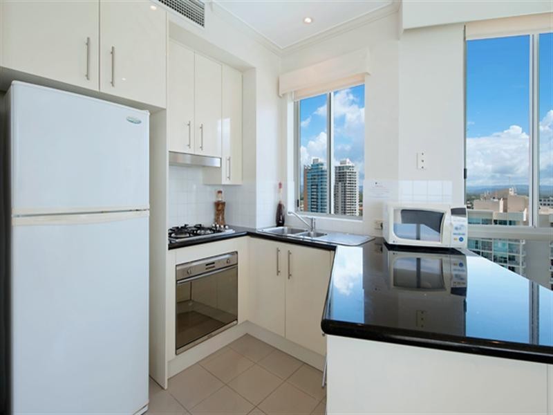 5 Woodroffe Avenue, Main Beach QLD 4217