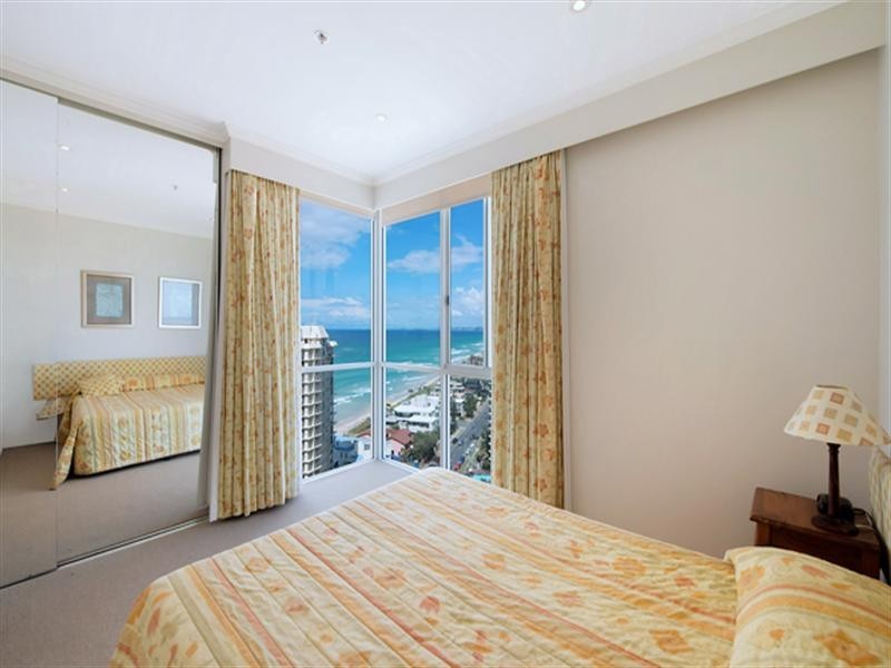 5 Woodroffe Avenue, Main Beach QLD 4217