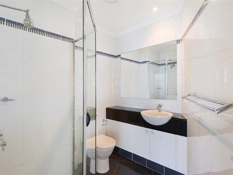 5 Woodroffe Avenue, Main Beach QLD 4217