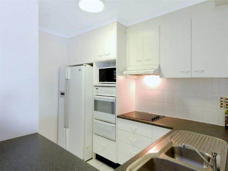 11 Hughes Avenue, Main Beach QLD 4217