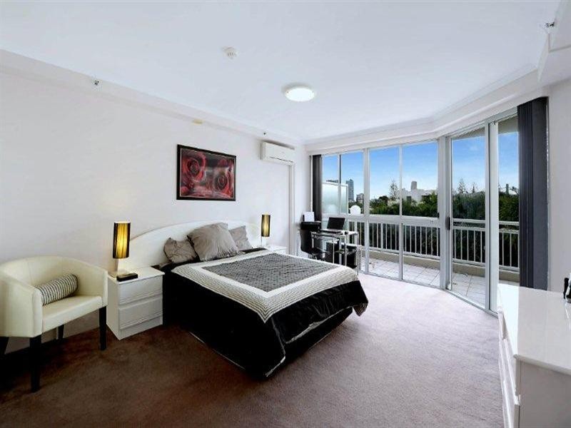 11 Hughes Avenue, Main Beach QLD 4217