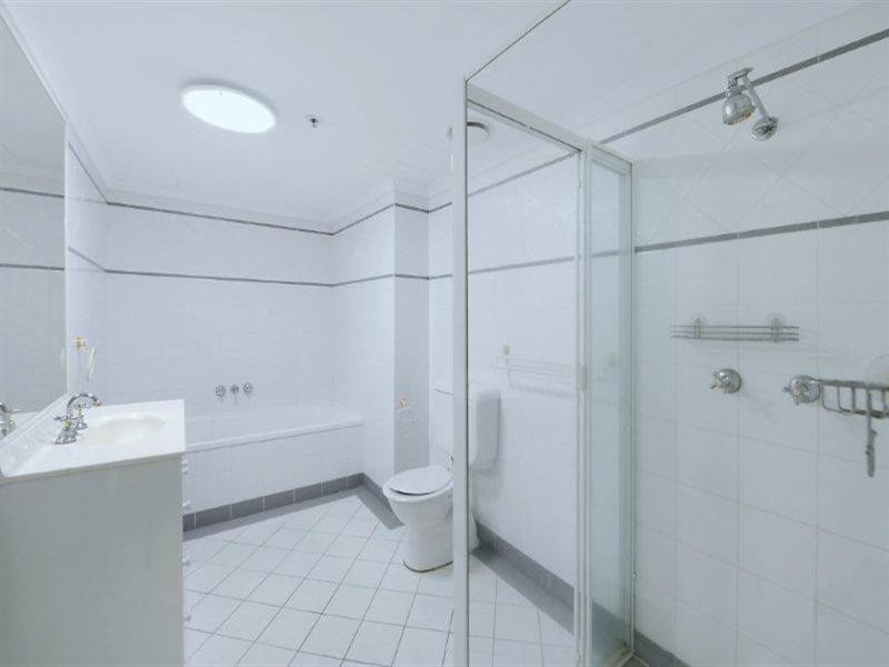 11 Hughes Avenue, Main Beach QLD 4217