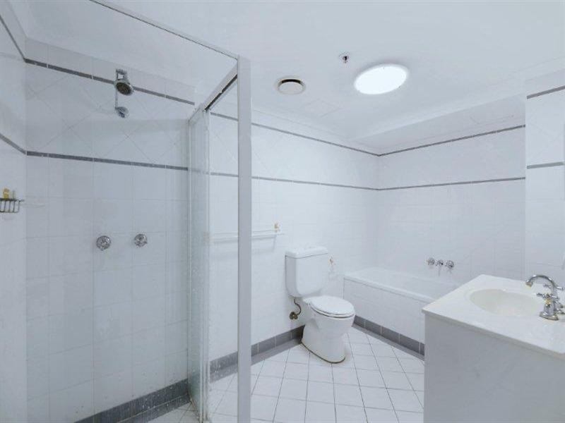 11 Hughes Avenue, Main Beach QLD 4217