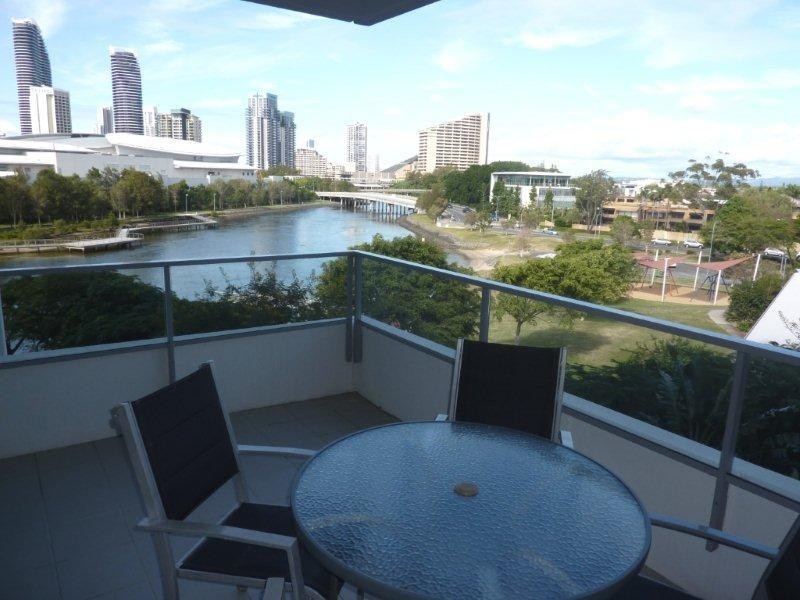 33 T.E Peters Drive, Broadbeach Waters QLD 4218