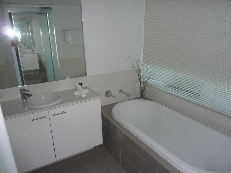 33 T.E Peters Drive, Broadbeach Waters QLD 4218