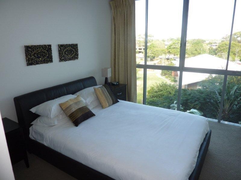 33 T.E Peters Drive, Broadbeach Waters QLD 4218