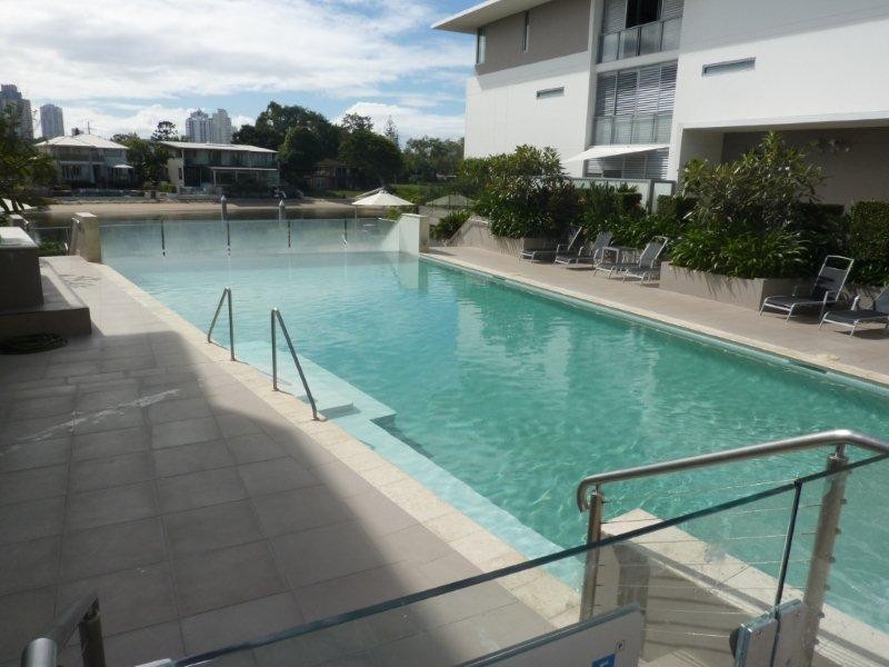 33 T.E Peters Drive, Broadbeach Waters QLD 4218