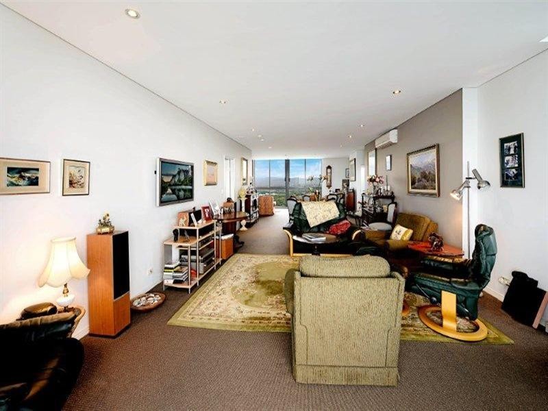 4 Como Crescent, Southport QLD 4215