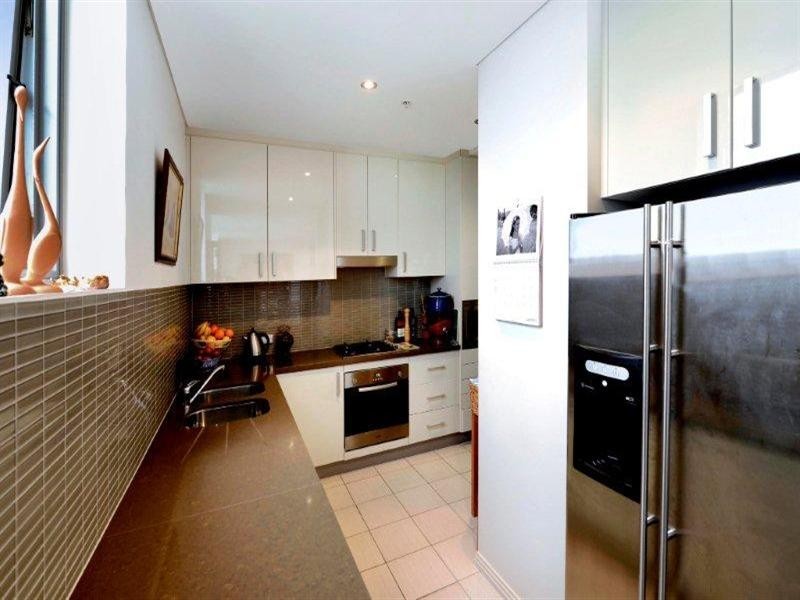 4 Como Crescent, Southport QLD 4215